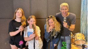קליפ אישי עם שיר בהפתעה – מתנה שמגיעה ישר ללב